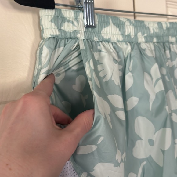 Nwt Kate spade athlete splash mesh inset shorts medium - Picture 8 of 14